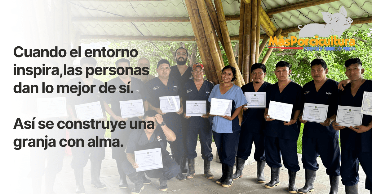 Equipo de trabajo orgulloso en granja porcina donde el entorno inspira compromiso y pertenencia 
